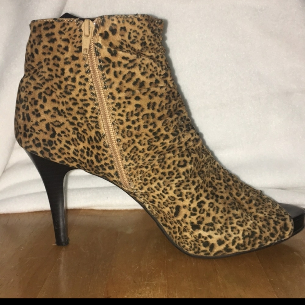 LEOPARD SHBOOTIES...SIZE 11